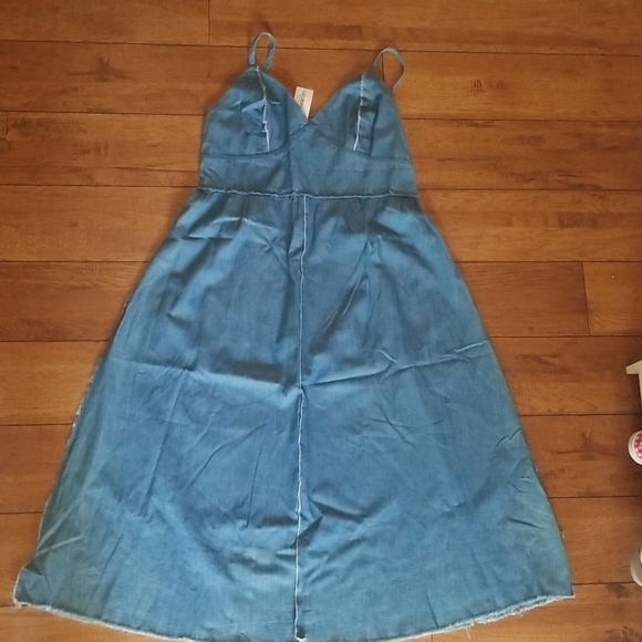 Hem and thread dress - Picture 1 of 2